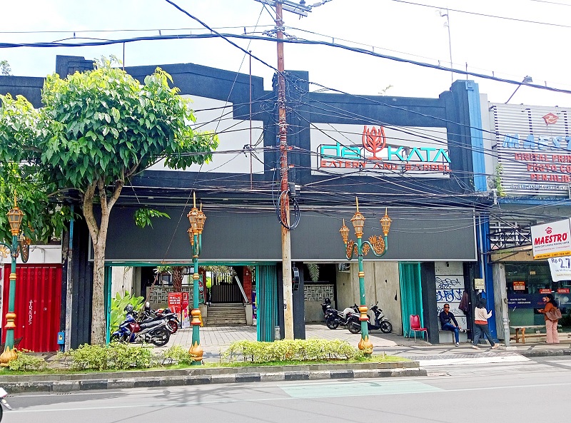 PERLU DICONTOH: Salah satu pelaku usaha di koridor Kajoetangan sudah menyediakan lahan parkir untuk pengunjung kemarin (25/1).