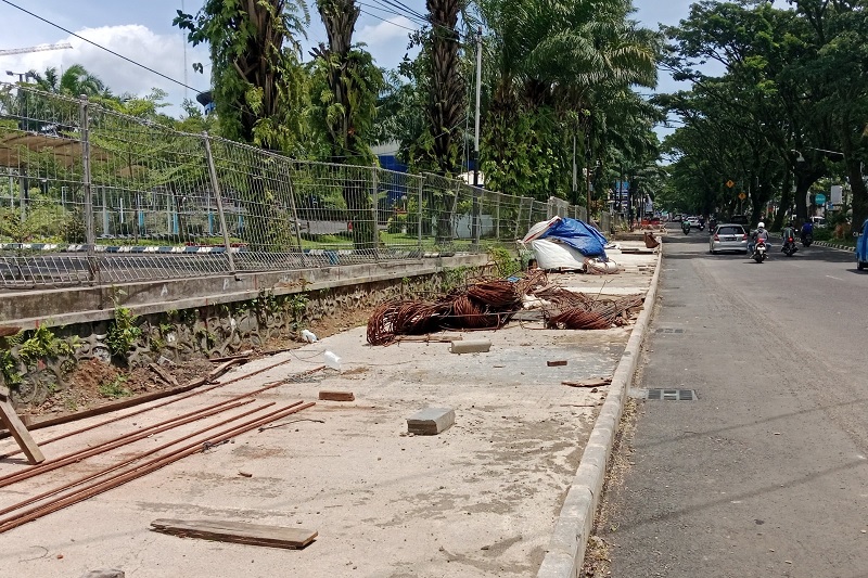 TUNGGU JANJI TEREALISASI: Kondisi drainase di Jalan Soehat yang sudah tertutup beton kemarin siang.