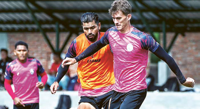 SIAP KERJA KERAS: Julian Guevara (kiri) menempel Odivan Koerich dalam sesi latihan Arema FC di Dream Football Pitch Pakis, beberapa waktu lalu.