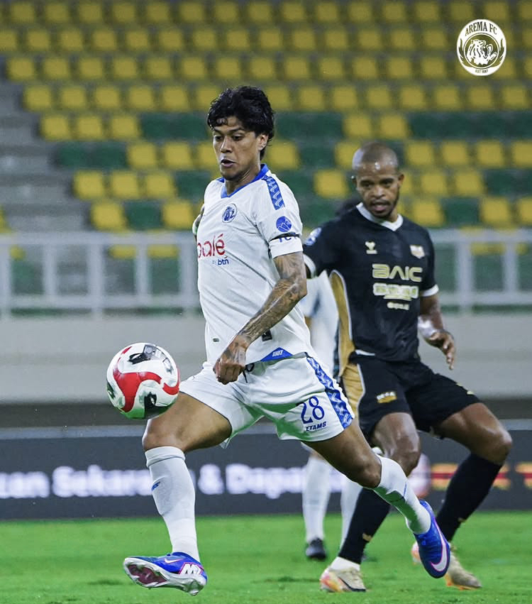 Pemain Arema FC Betinho merebut bola dari Alex Martins. (MO Arema FC)