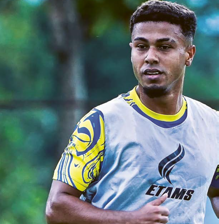 MOTIVASI TINGGI: Gustavo Franca (foto kiri) dan Gabi bertekad meraih kemenangan dalam laga pertama berkostum Singo Edan hari ini.