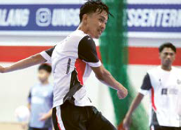 SIAP BERSAING: Pemain anyar Unggul FC Malang Angga Yudistira melepaskan tendangan dalam sesi latihan finishing di Unggul Sports Center.