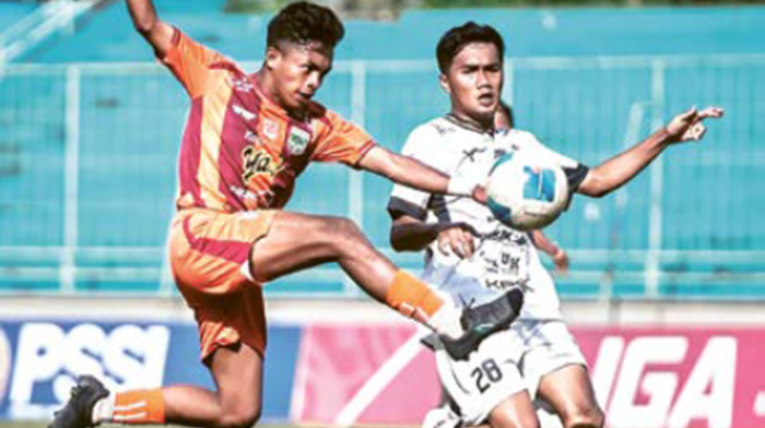 PERFORMA BAGUS: Pemain Persikoba Batu (kiri) melakukan tendangan ke gawang Persekam Kabupaten Malang dalam laga Liga 4 Babak 16 Besar di Stadion Brantas, Sabtu lalu (24/1).