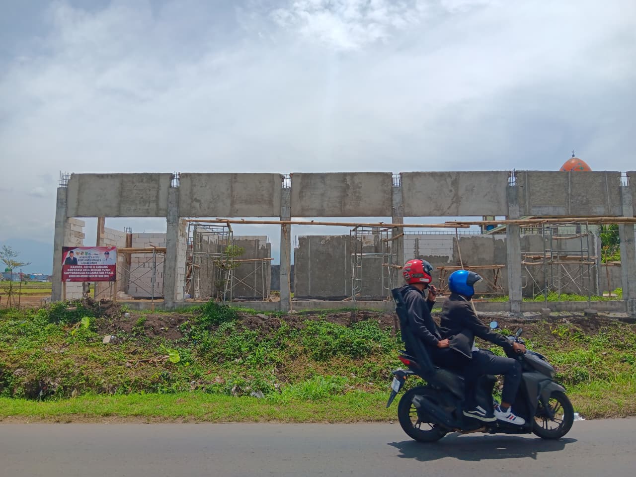 JADI PRIORITAS: Bangunan KDMP di Desa Saptorenggo, Kecamatan Pakis yang masih dalam tahap pembangunan kemarin siang.
