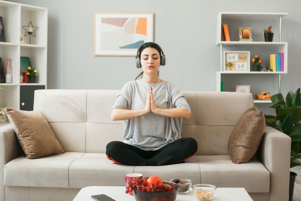HIDUP BERKESADARAN: Seseorang mencoba melakukan meditasi ringan sebagai bentuk praktik mindful living. (Freepik)