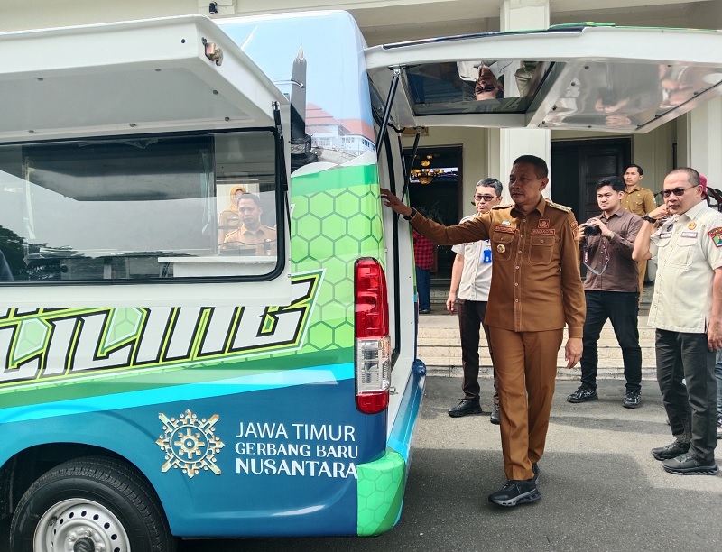 TAMBAH LAYANAN: Wali Kota Malang Wahyu Hidayat meninjau mobil keliling PKB-BBNKB di Balai Kota Malang, kemarin.