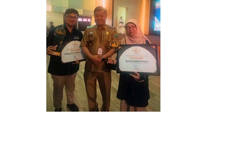 BERPRESTASI: Kepala SD Muhammadiyah 1 Malang Rizka Silvia (kanan) dan Tenaga kependidikan SD Mutu Kawi Abdulloh Hamid Sulaiman SKom meraih Anugerah Pendidikan Radar Malang.