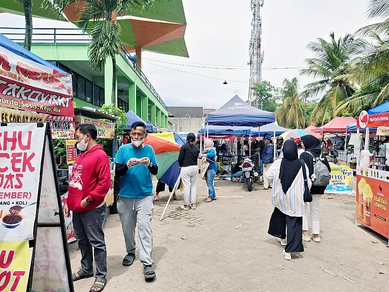 IKUT KEBERATAN: Pedagang tetap yang tergabung dalam paguyuban Wisata Belanja Ijen (WBI) biasa berjualan di dalam area Museum Brawijaya. Mereka biasa membayar sewa stan setiap bulan.