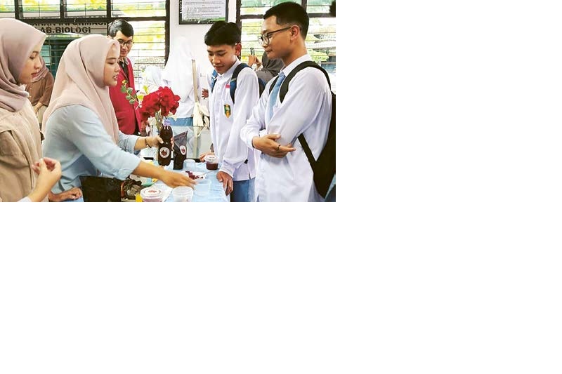 STUDI BANDING: Siswa SMA Muhammadiyah 3 Batu (kanan) mendengarkan pemaparan dari Humas FKIP UMM dalam acara Goes to Campus, pekan lalu.