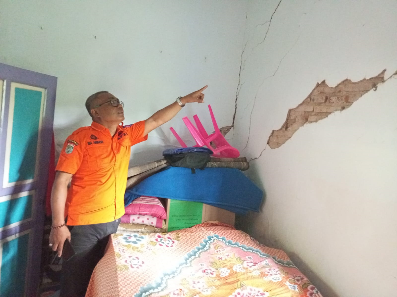 Tim BPBD Kabupaten Malang meninjau rumah warga RT 11 RW 04 Dusun Tamban, Desa Tambakrejo, Kecamatan Sumbermanjing Wetan yang rusak akibat gempa pada Selasa (27/1). (BPBD Kabupaten Malang)