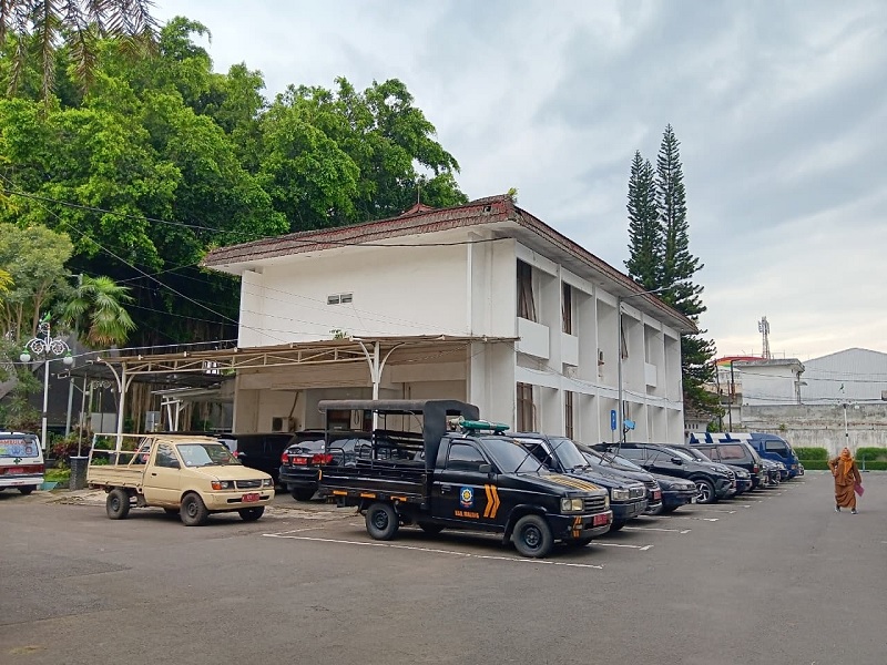 ASET PEMERINTAH: Beberapa mobil operasional stand by di kompleks Pendapa Agung Kabupaten Malang kemarin (26/1).