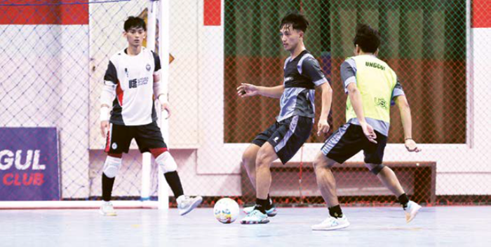 ADAPTASI POSITIF: Ala Unggul FC Angga Yudistira (tengah) melepaskan umpan dalam sesi latihan di Unggul Sports Center kemarin.