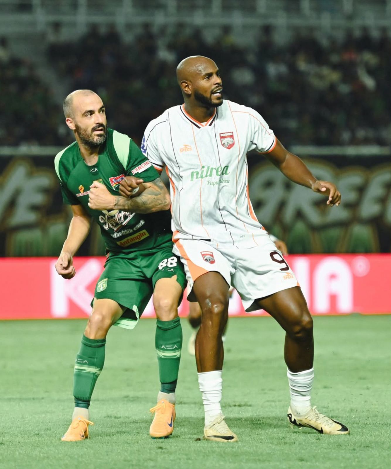 Joel Vinicius (kanan) mendapatkan pengawalan ketat pemain Persebaya Surabaya dalam laga BRI Super League pada putaran pertama di Stadion Gelora Bung Tomo. (Instagram Borneo FC)