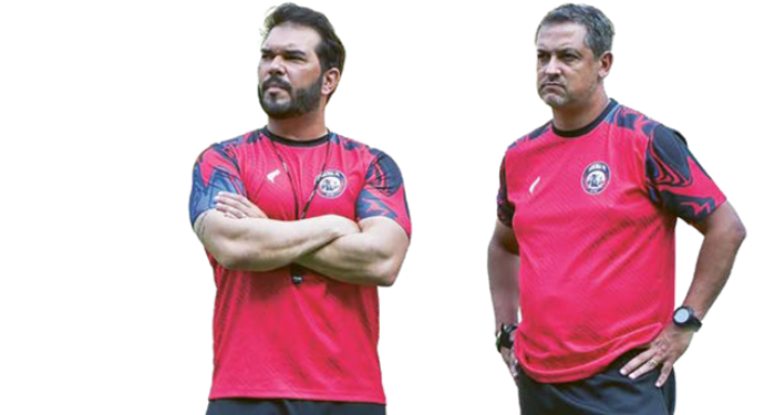 PERCAYA DIRI: Pelatih Kepala Arema FC Marcos Santos dan Asisten Pelatih Andre Caldas memantau sesi latihan pemain Arema FC di Banten International Stadium.