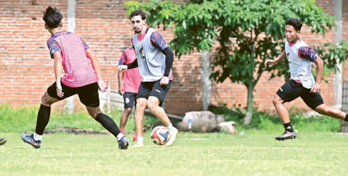 HARUS TUNJUKAN KUALITAS:  Gustavo Franca (tengah) melepaskan umpan dalam sesi latihan di Dream Football Pitch, Pakis, pekan lalu.
