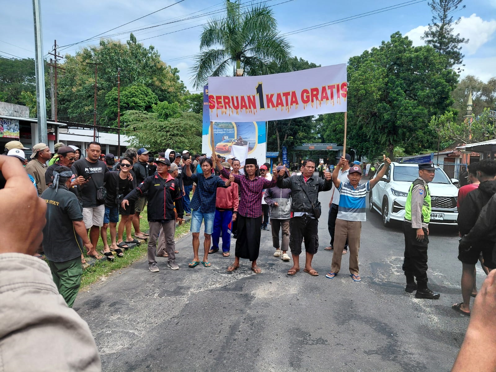 UNJUK RASA: Warga tiga desa memampang spanduk berisi tuntutan di Bendungan Lahor, Desa Karangkates, Kecamatan Sumberpucung kemarin (26/1).