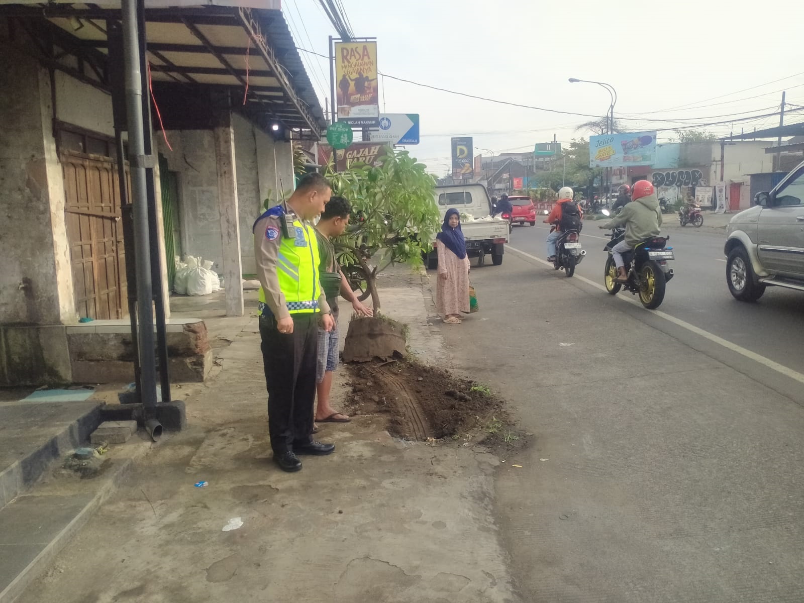 KECELAKAAN: Petugas melakukan olah TKP di Jalan Raya Pakisaji, Desa Pakisaji kemarin (26/1)