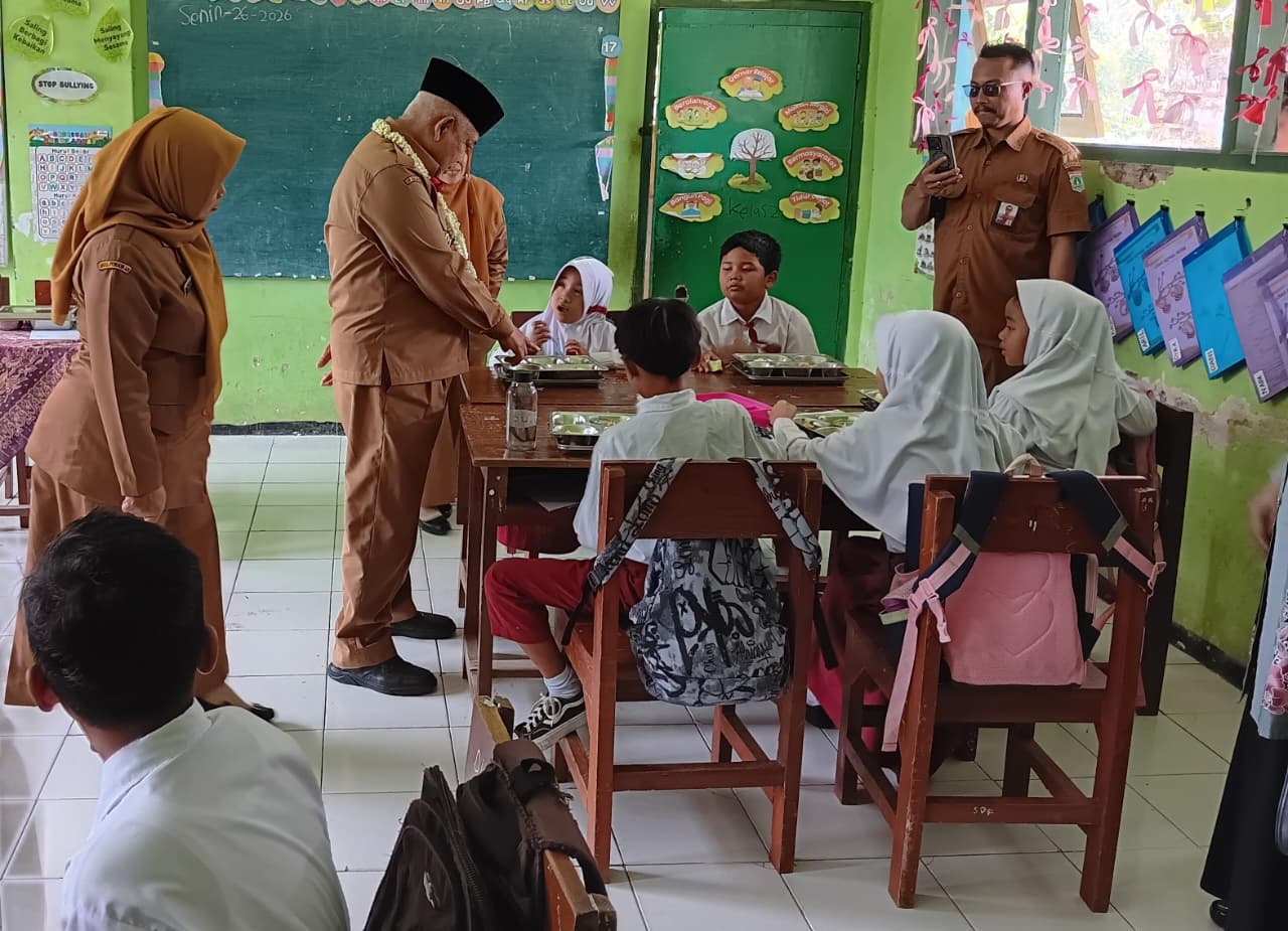 JAGA KUALITAS SDM: Bupati H M. Sanusi meninjau pembelajaran di SDN 1 Pulungdowo, Kecamatan Tumpang kemarin (26/1)