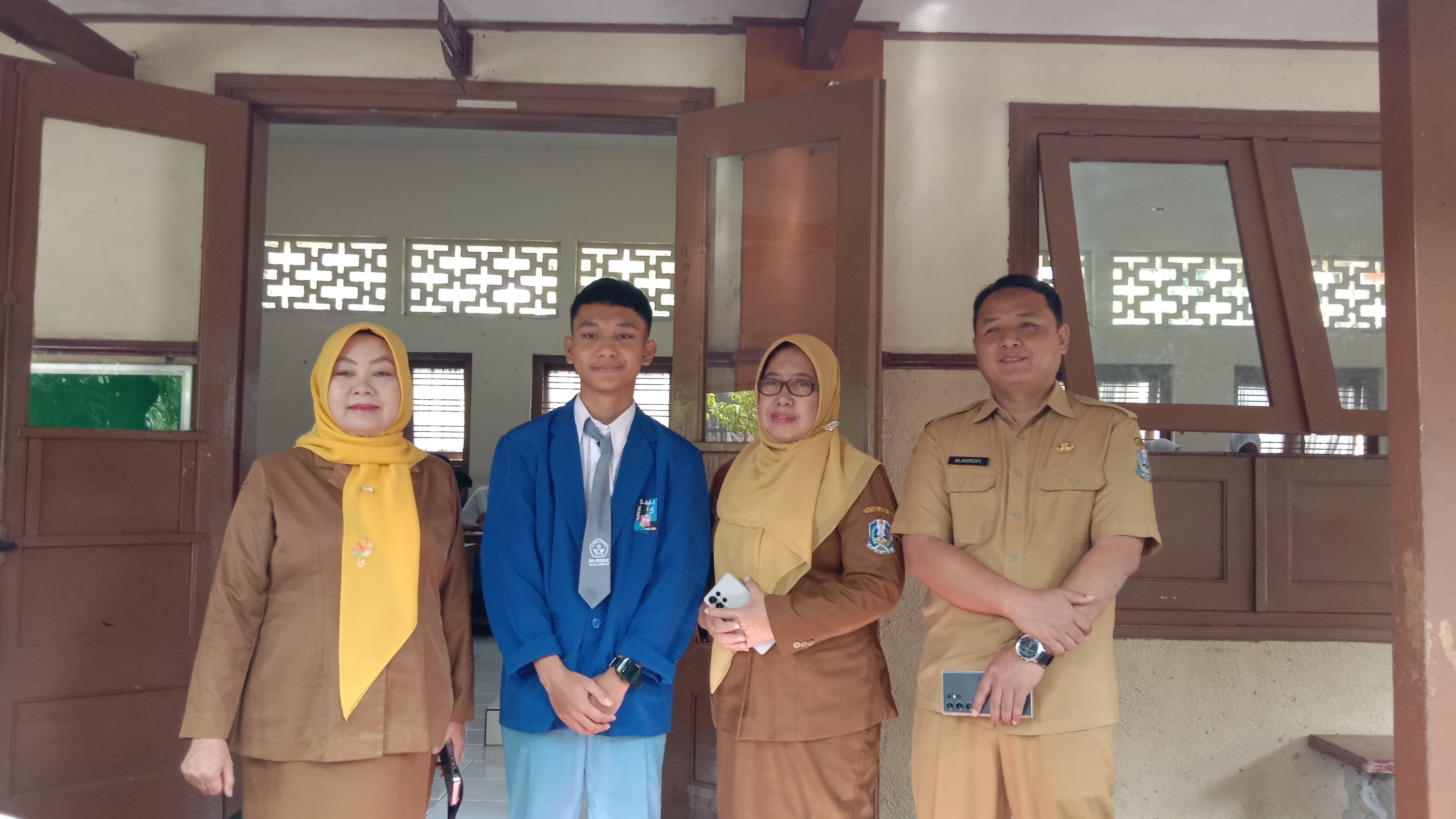 Faris Zufar Ahmad (dua dari kiri) saat berfoto bersama Kacabdin Wilayah Kota Malang-Kota Batu (kiri), Kepala SMAN 5 Kota Malang (dua dari kanan), dan Kasi SMA Cabdin Wilayah Kota Malang-Kota Batu.