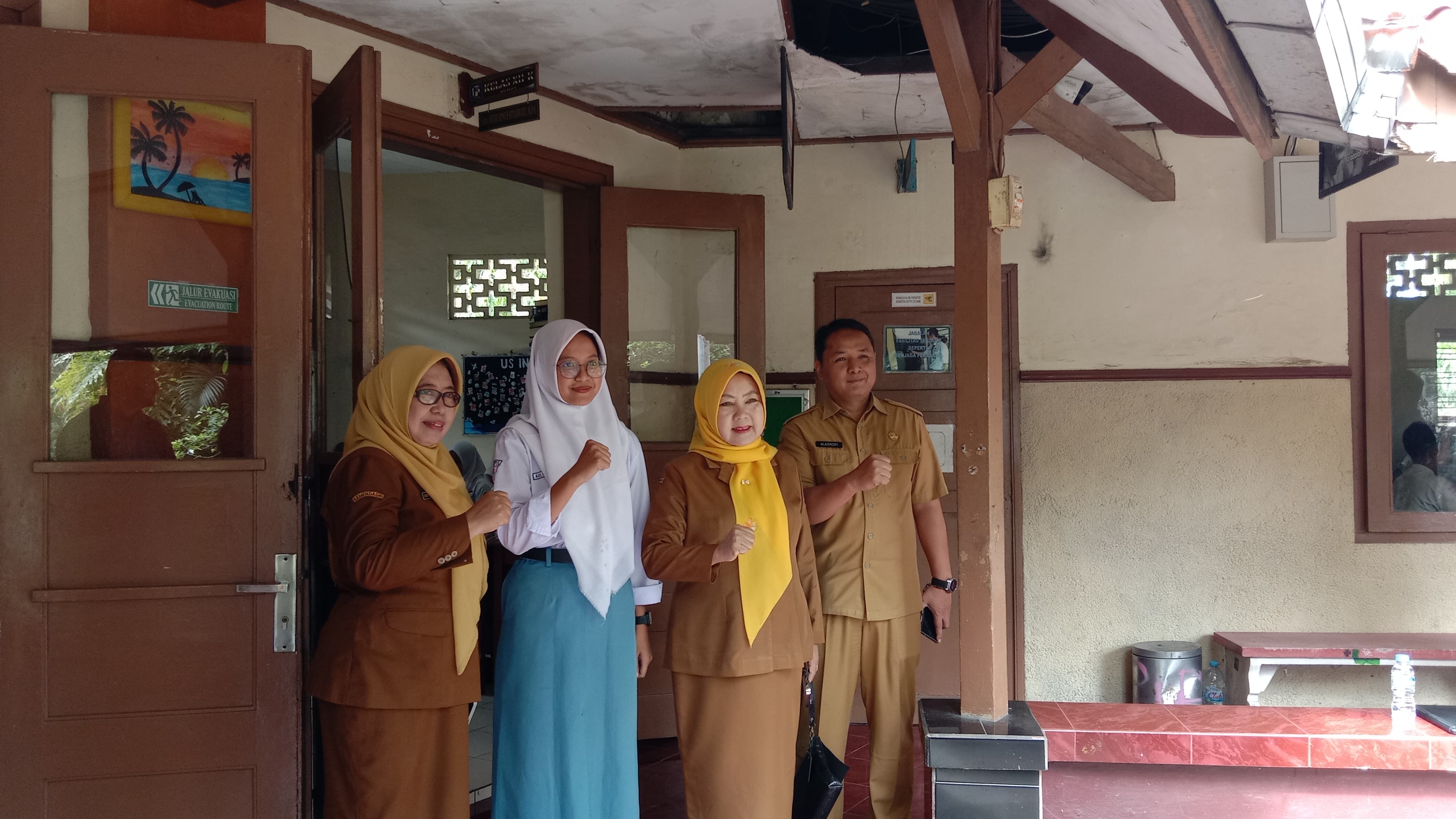 Aulya Cinta Asyura (dua dari kiri) saat berfoto bersama Kepala SMAN 5 Kota Malang (kiri), Kacabdin Wilayah Kota Malang-Kota Batu (dua dari kanan), dan Kasi SMA Cabdin Wilayah Kota Malang-Kota Batu.