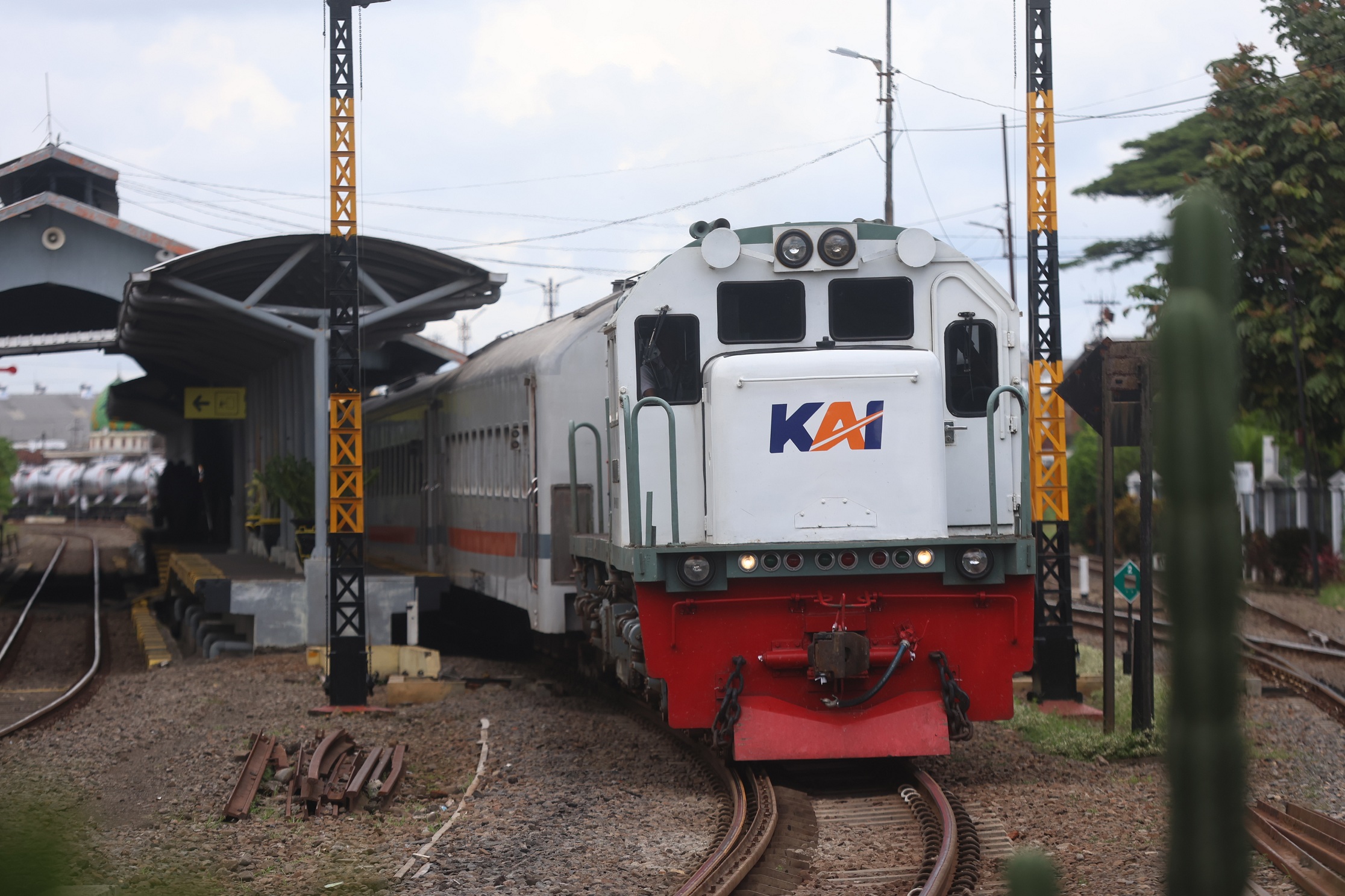 SEMPAT TERLAMBAT: Kereta api Penataran melanjutkan perjalanan ke Stasiun Malang Kota Baru. (Darmono/Radar Malang)