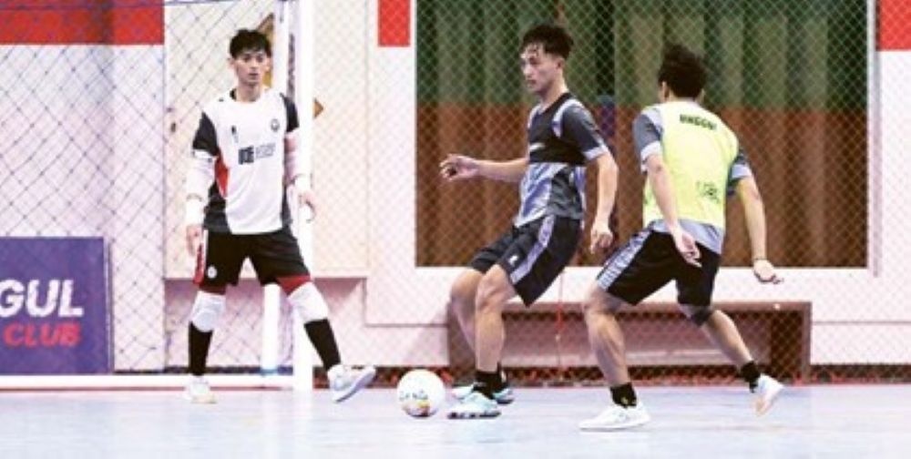 ADAPTASI POSITIF: Ala Unggul FC Angga Yudistira (tengah) melepaskan umpan dalam sesi latihan di Unggul Sports Center Kemarin. (MO UNGGUL FC MALANG FOR RADAR MALANG)
