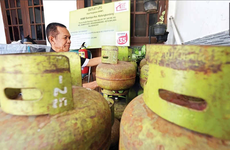 UNIT USAHA: Petugas Koperasi Merah Putih di Bumiayu menata LPG 3 kilogram kemarin siang.
