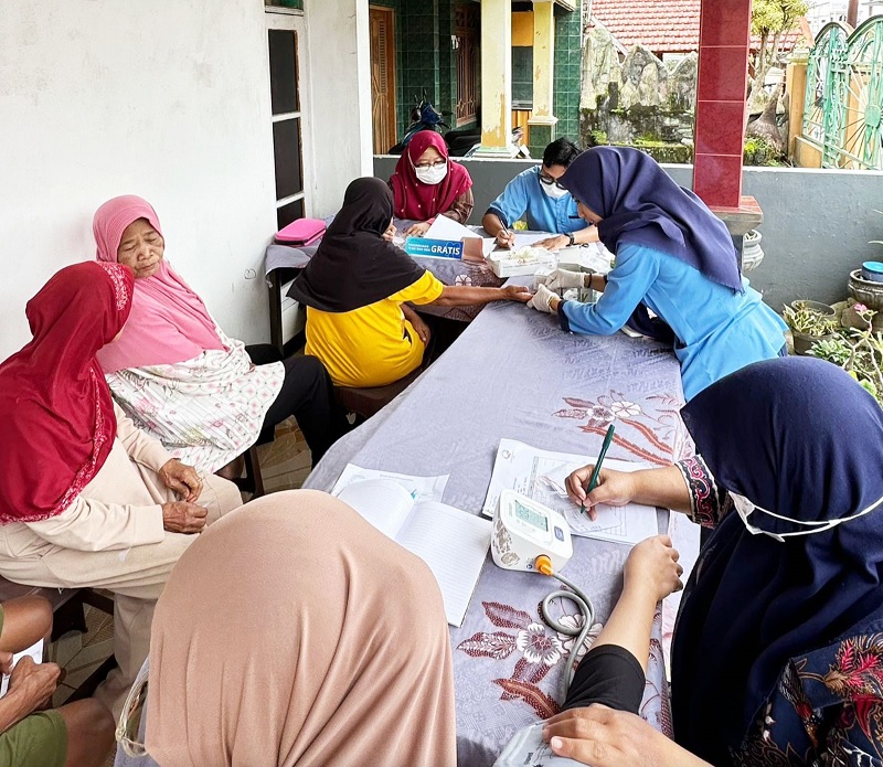 KONSISTEN: Warga Desa Ampeldento memanfaatkan pemeriksaan gratis dalam Prasetya Health Tour, 12 Januari lalu.