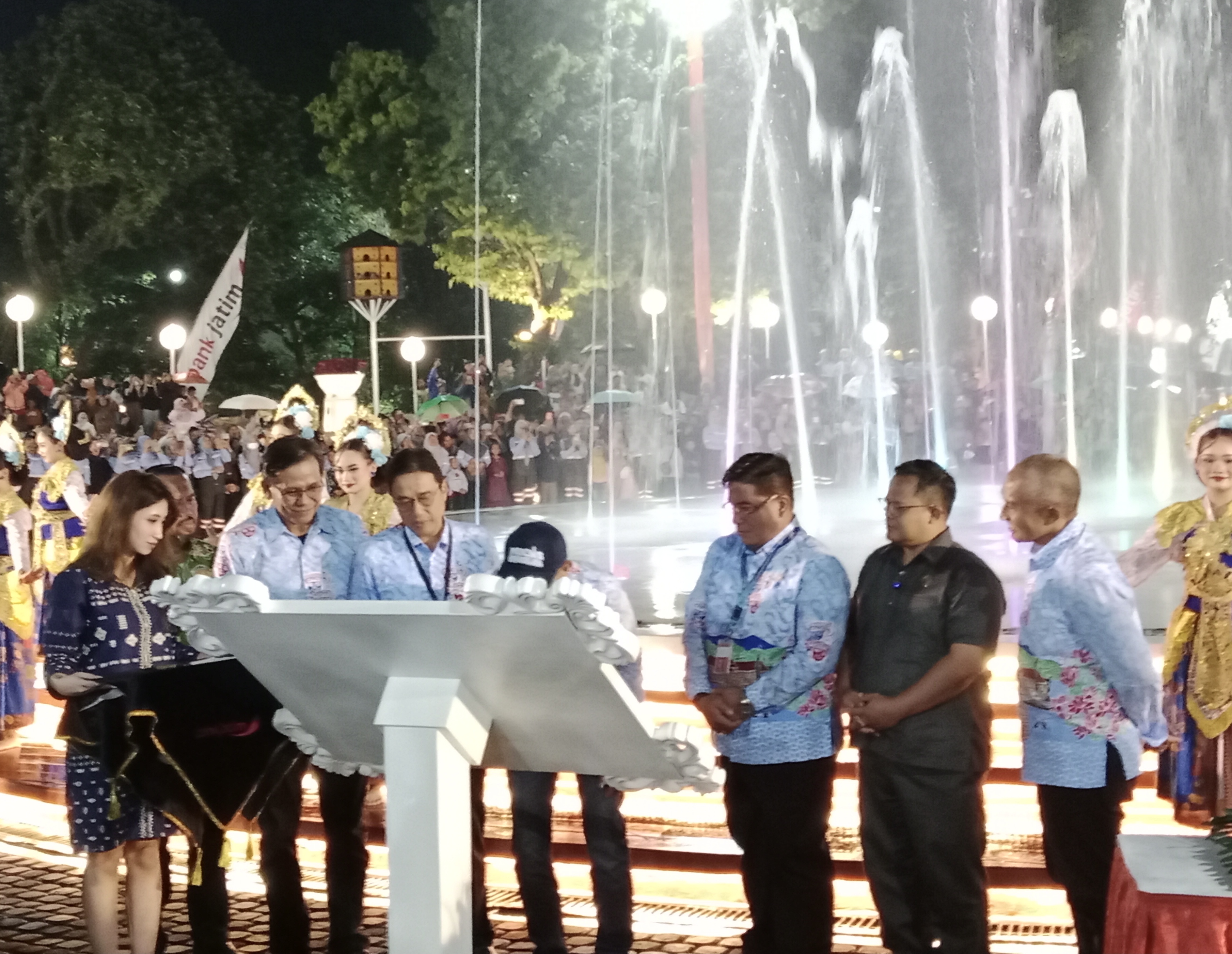 Prosesi peresmian Alun-Alun Merdeka pada Rabu (28/1) malam. (Andika Satria/Perdana)