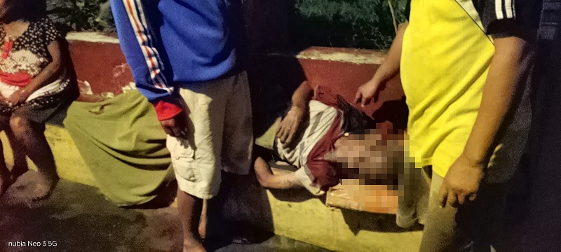 TERPELESET: Khamid, 67, lansia asal Kelurahan Cepokomulyo, Kecamatan Kepanjen berbaring setelah diselamatkan warga.