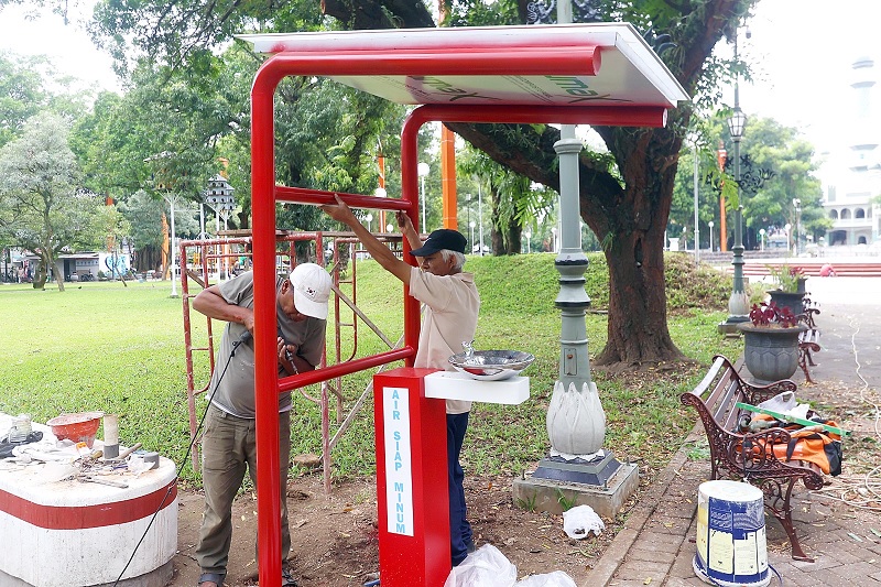 DIJAGA BERSAMA: Fasilitas air siap minum turut dipasang di Alun-Alun Merdeka. Fasilitas lain seperti pojok laktasi juga ada.