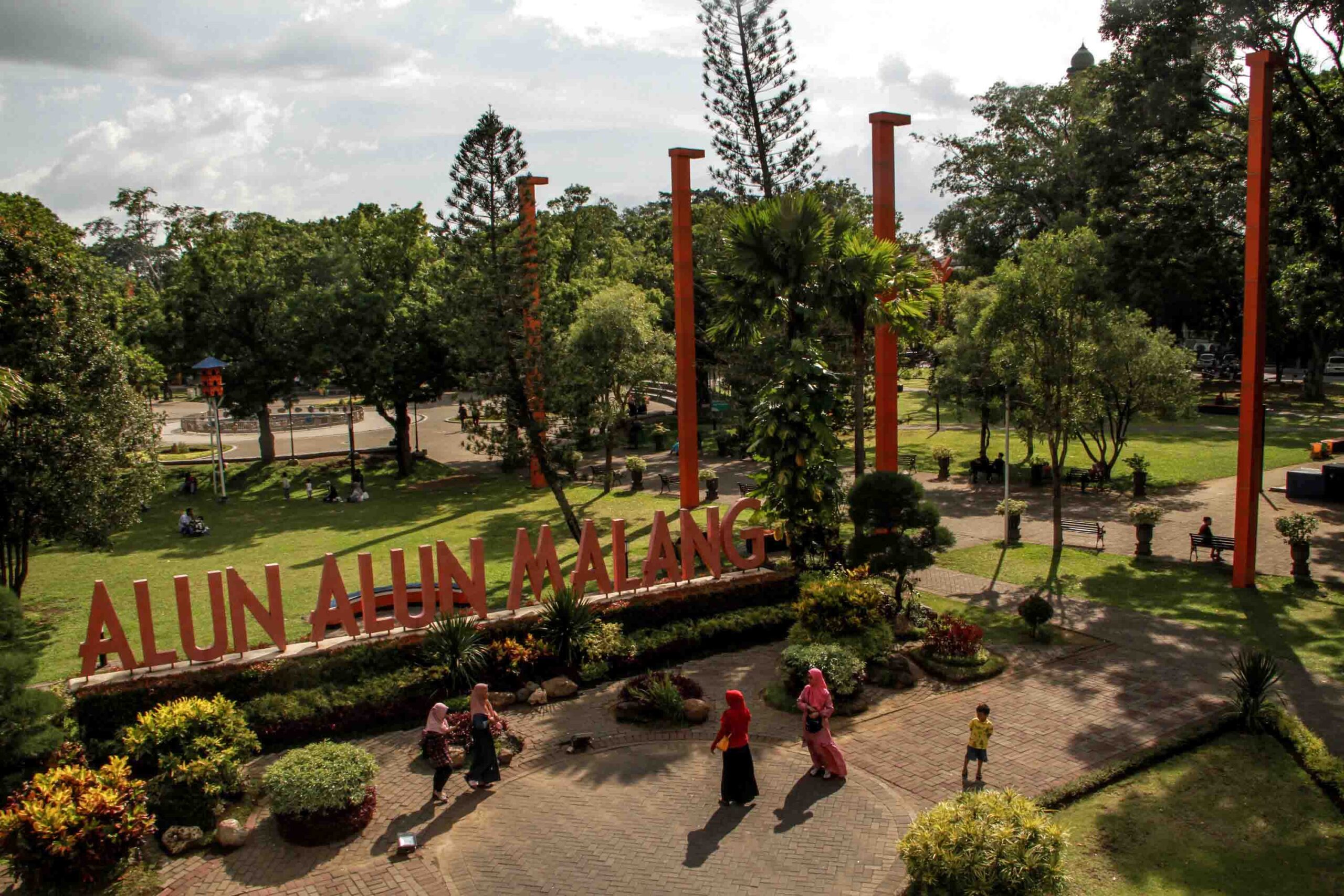 LANDMARK IKONIK: Alun-Alun Merdeka sebagai saksi bisu transformasi Kota Malang dari waktu ke waktu. (Falahi Mubarok/Mongabay Indonesia)