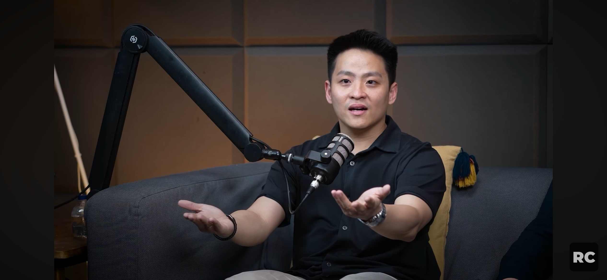 REMOTE WORKING: Tren bekerja remote (jarak jauh) semakin populer, didorong oleh fleksibilitas, efisiensi biaya, dan adopsi teknologi digital yang tinggi. (YouTube: Raymond Chin)