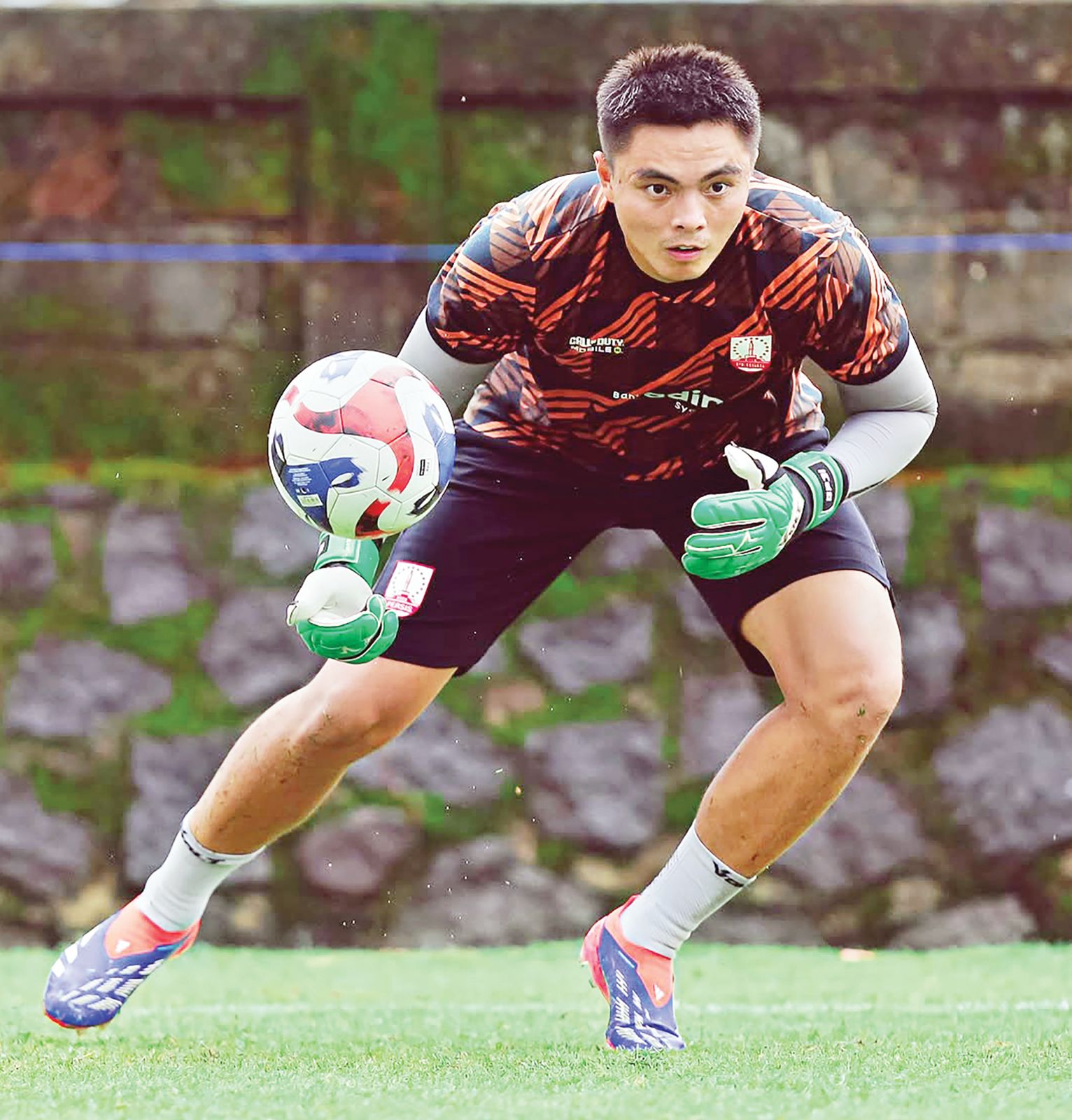 HARUS BERJUANG: Gianluca Pandeynuwu menjalani sesi latihan bersama Persis Solo.