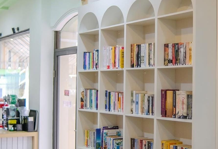 Cafe perpustakaan hadirkan suasana hangat membaca sambil menikmati kopi. (Instagram @perpus.cafe)
