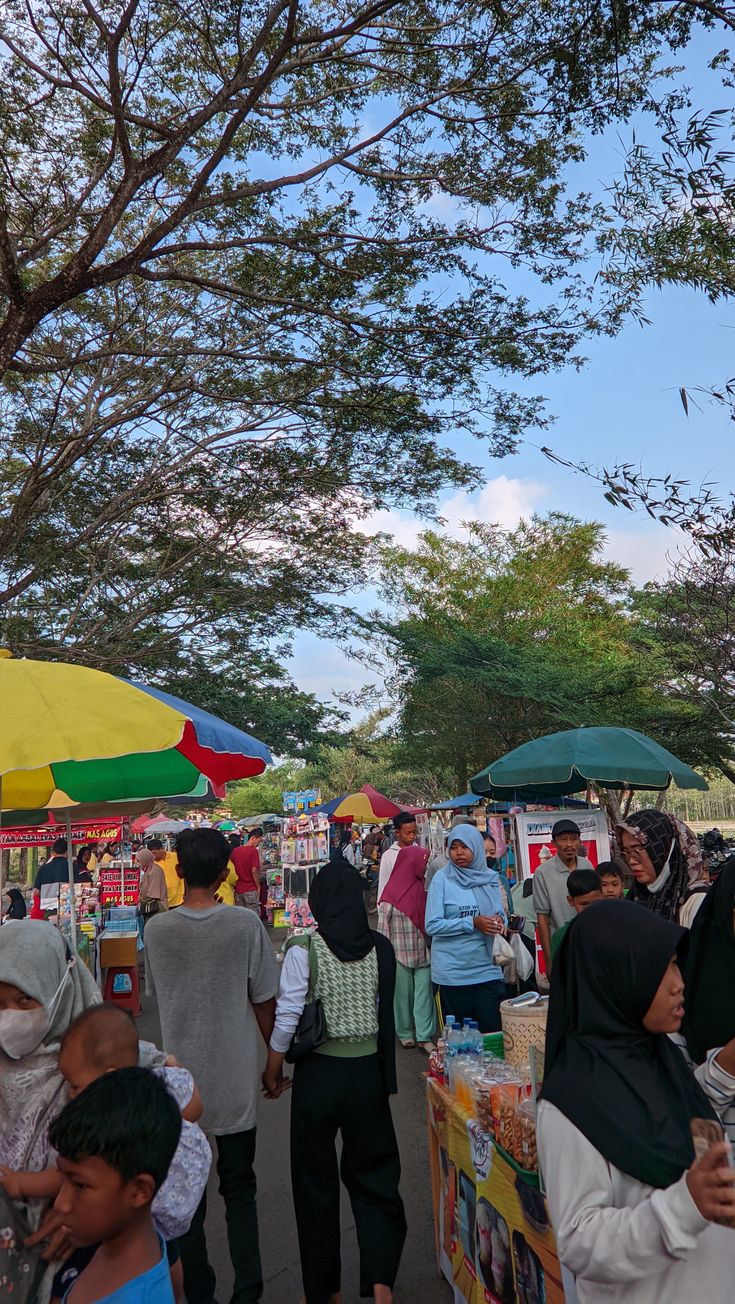 Menjelang waktu berbuka, Pasar Ramadan menjelma ruang temu warga: pedagang meraup rezeki, pembeli berburu takjil, dan tradisi Ramadan terus hidup di tengah keramaian. (Pinterest @bbysuga)