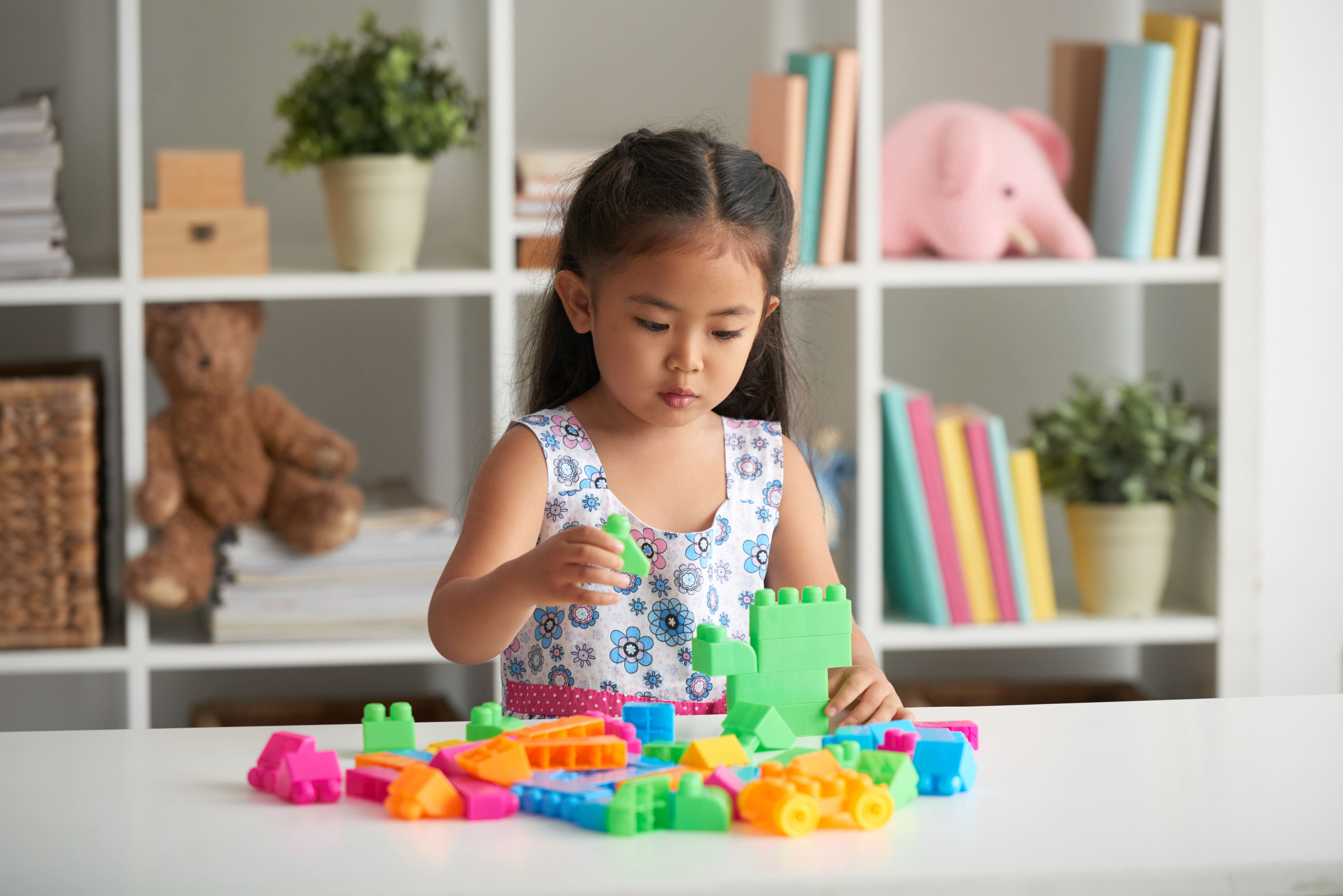 KREATIVITAS: Illustrasi seorang anak yang sedang menyusun balok plastik warna-warni yang menjadi simbol peringatan Hari Lego Sedunia setiap 28 Januari. (Freepik)