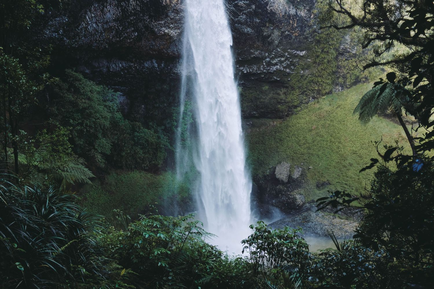 EKSOTIS: Illustrasi suasana air terjun yang menawarkan sensasi udara sejuk sebagai alternatif wisata selain pantai. (Freepik)
