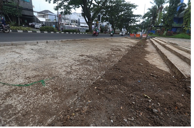 LO KASI REBOISASI: Kondisi area sempadan depan Politeknik Negeri Malang yang berdekatan dengan saluran drainase kemarin.