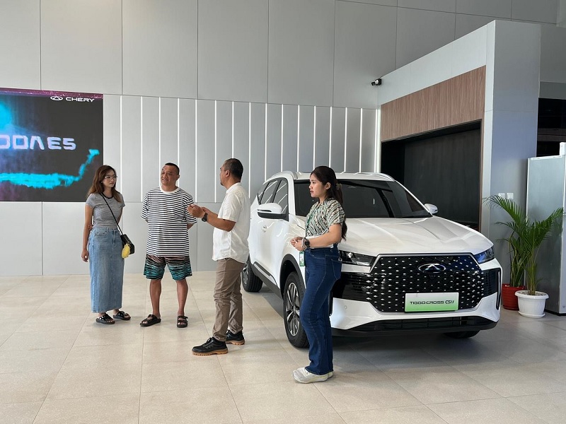 BANYAK DICARI: Calon konsumen berdiskusi dengan sales diler Chery Malang di Jalan Letjen Sutoyo, Kecamatan Blimbing, kemarin.