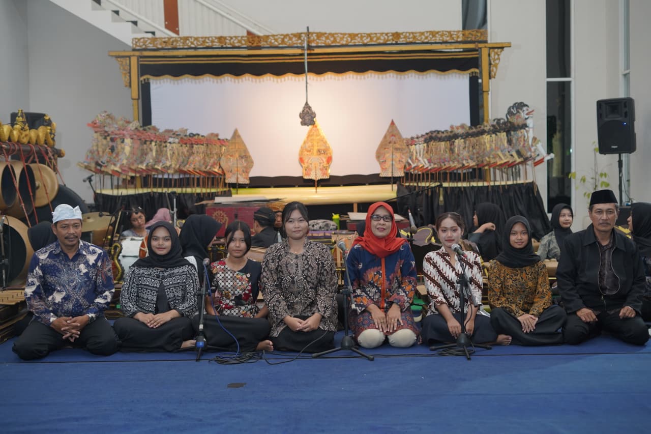 PANUTAN: Nguri-nguri budaya Wayang Kulit dalam rangkaian HUT ke-15 SMKN 1 Gedangan.