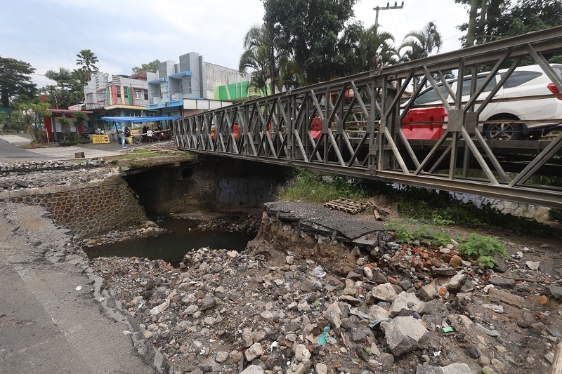 SEGERA DIBANGUN: Jembatan bailey terpasang di lokasi Jembatan Sonokembang untuk menjaga kelancaran arus lalu lintas setelah jembatan lama ambrol kemarin.