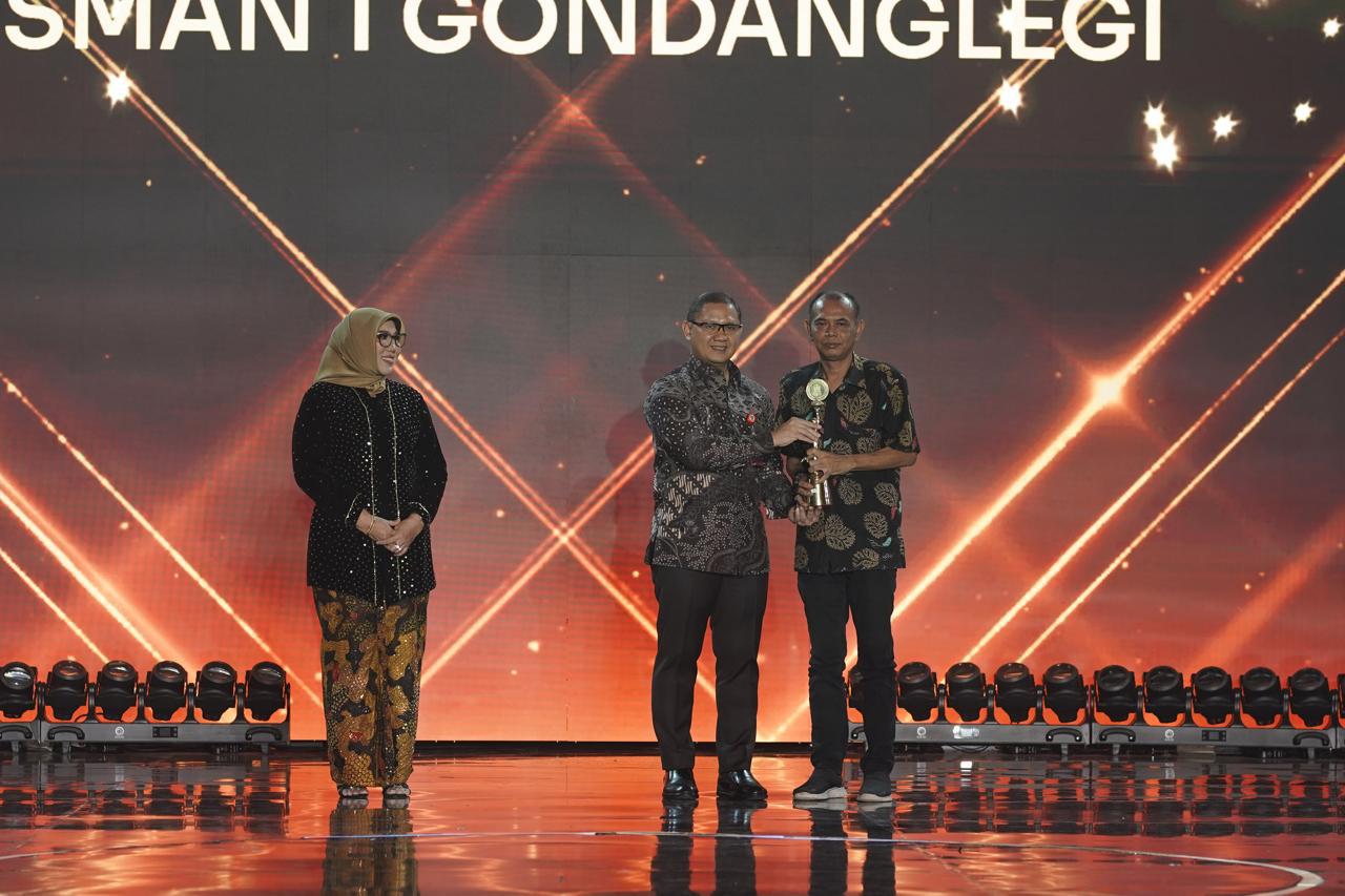 PANUTAN : Kepala SMANGGI Sugeng Harinanto SPd MPd (kanan) menerima penghargaan SMA AWARD Jawa Timur dari Kadispenprov Jatim Dr Aries Agung Paewai SSTP MM.