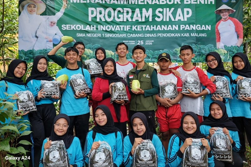 MANDIRI: Siswa SMAN 1 Singosari bersama guru dan pendamping berfoto setelah kegiatan Program SIKAP, Selasa (25/1).