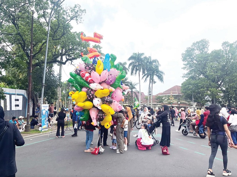 BANYAK DIKELUHKAN: Aktivitas pedagang asongan di area Car Free Day (CFD) sering membuat akses jalan menyempit dan mengganggu warga yang ingin berolahraga.