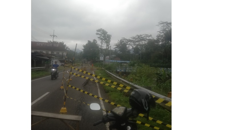 TUTUP SEPARO: Ruas jalan yang ambles di Desa Waturejo, Kecamatan Ngantang dipasangi garis pembatas agar tidak dilintasi kendaraan kemarin.