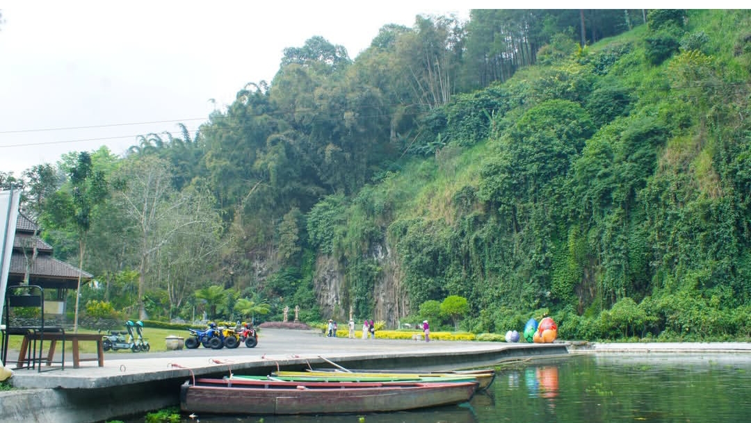 Taman Kemesraan di Kabupaten Malang menawarkan pesona alam yang asri dengan sentuhan ornamen unik bernuansa dongeng dengan sentuhan budaya Jawa. (Instagram @taman_kemesraan)