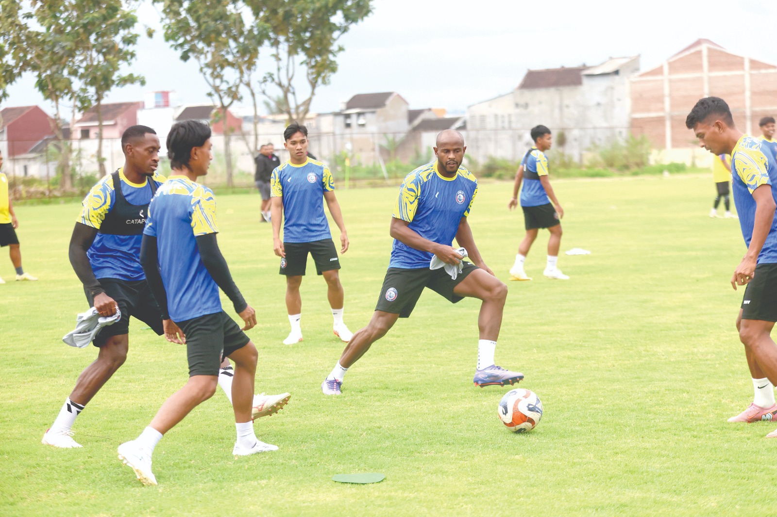 REKRUTAN ANYAR: Penyerang Arema FC Joel Vinicius (tengah) mulai mengikuti sesi latihan tim di Dream Football Pitch, Pakis, kemarin.
