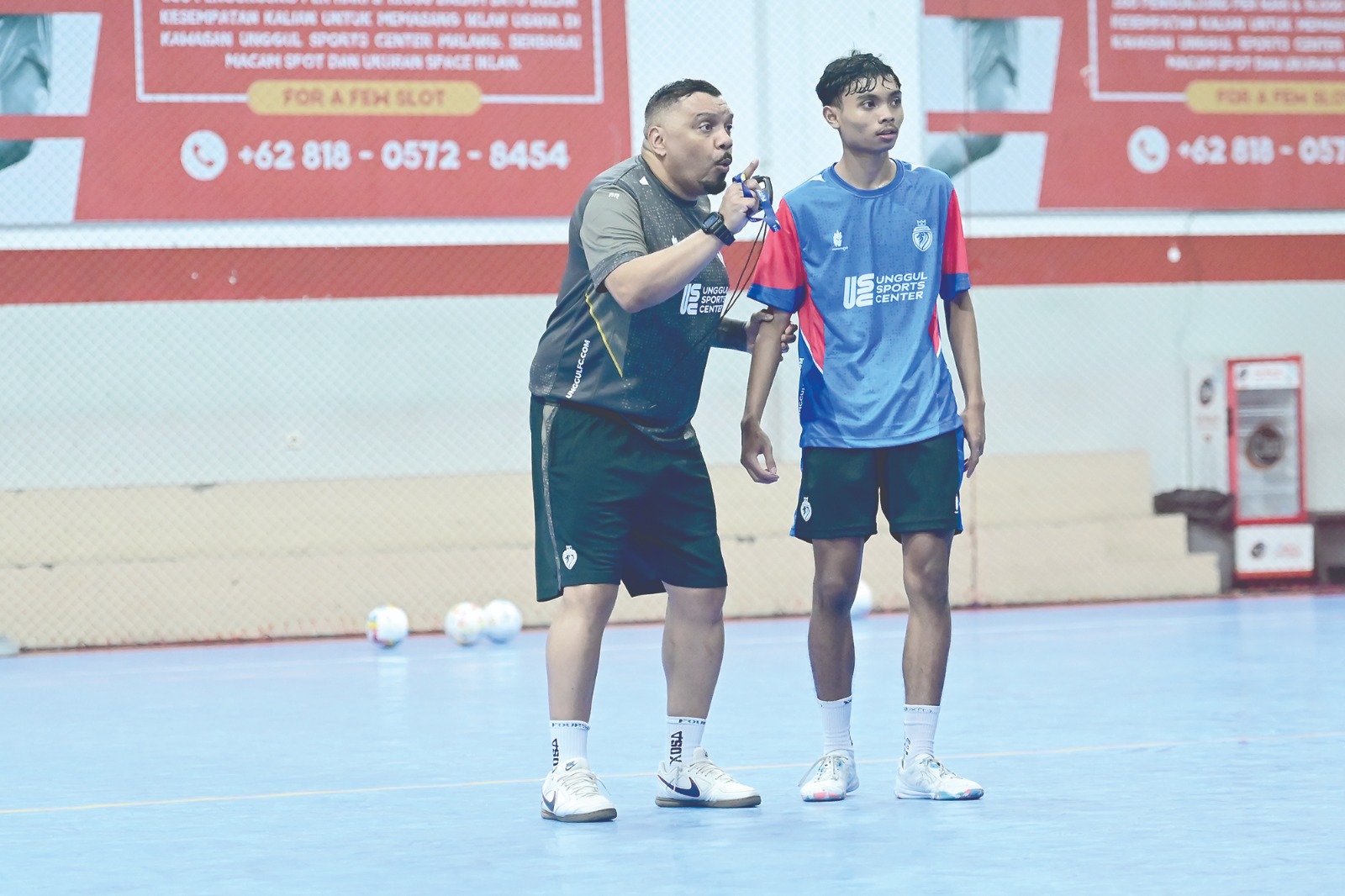DAPAT ARAHAN: Pelatih Kepala Unggul FC Andre Brocanelo (kiri) memberikan instruksi kepada pemain trial Alief Nanda Gumilang dalam sesi latihan di Unggul Sports Center.
