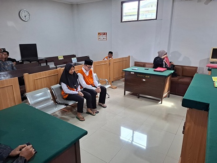 TERDAKWA: Pasangan Haris dan Ainda menjalani sidang di Pengadilan Negeri (PN) Kepanjen, Selasa lalu (27/1).